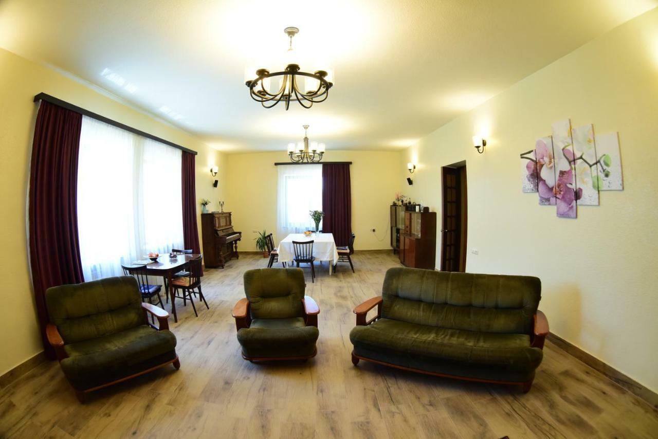 Red House Hatis Katnakhpyur Екстериор снимка